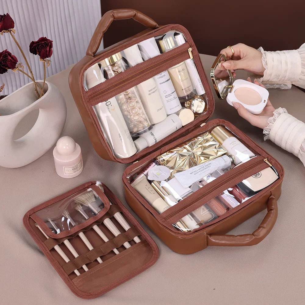 Borsa da trucco marrone aperta con prodotti cosmetici, pennelli e accessori. Design elegante, ideale per organizzare il make-up.