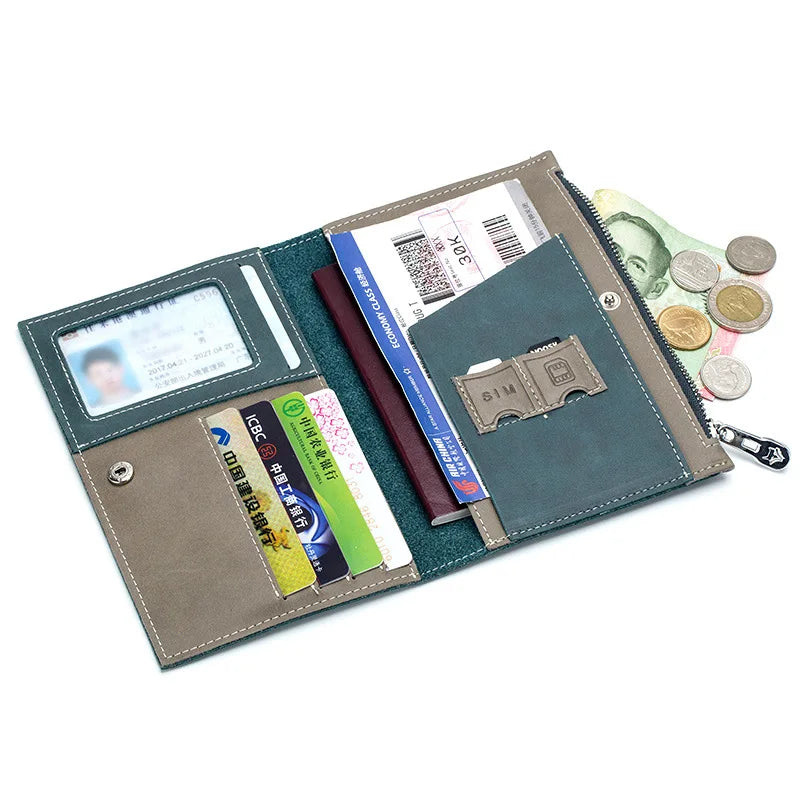 Portafoglio aperto in pelle con scomparti per carte di credito, documenti, banconote e monete. Design elegante e funzionale, ideale per viaggiatori.