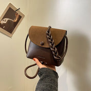 Borsa a tracolla in pelle marrone con catena intrecciata, design elegante e moderno, perfetta per moda donna. Accessorio chic per ogni occasione.