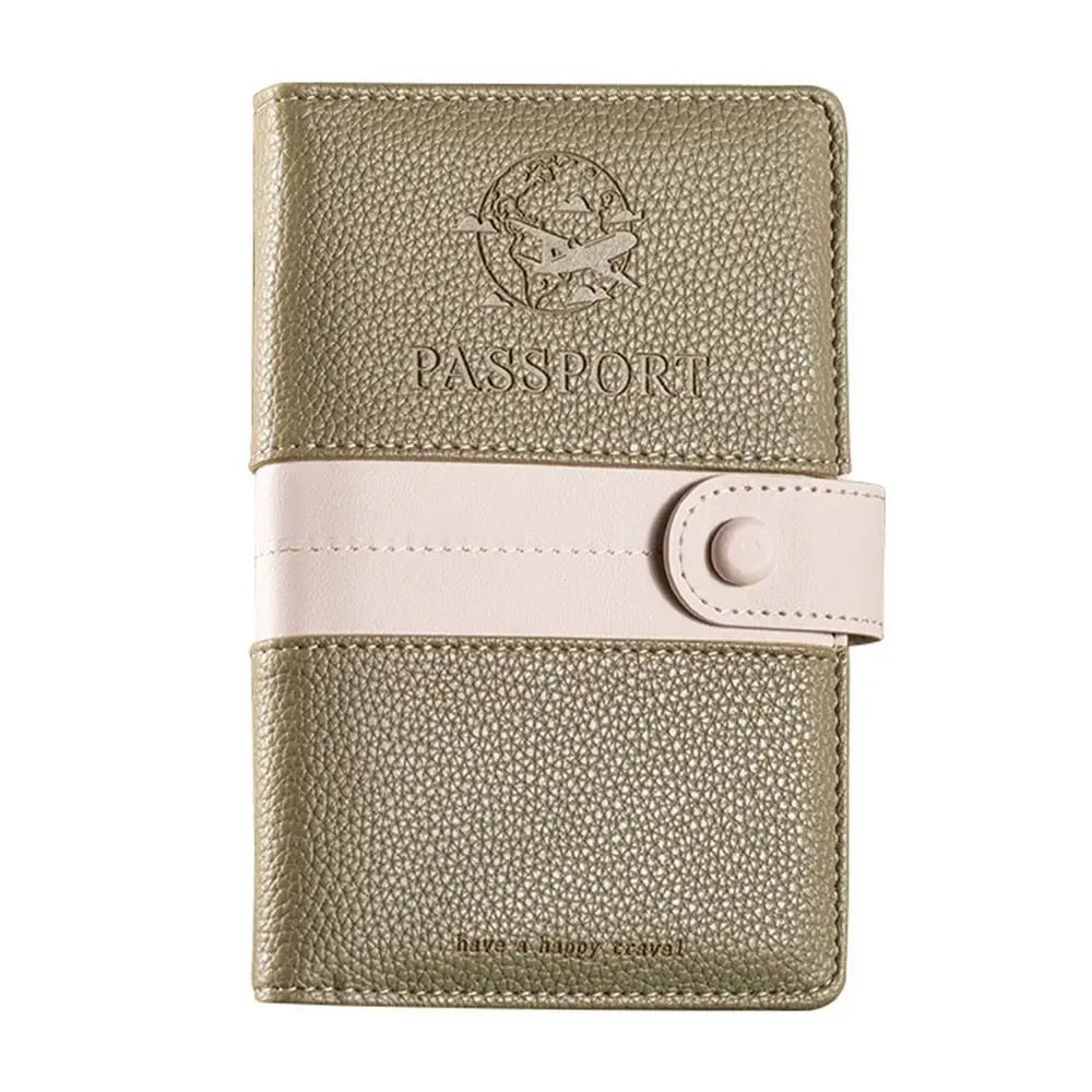 Custodia portapassaporto in pelle beige con chiusura a bottone, design elegante e resistente, ideale per viaggiatori. Accessorio viaggio essenziale.