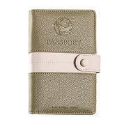 Custodia portapassaporto in pelle beige con chiusura a bottone, design elegante e resistente, ideale per viaggiatori. Accessorio viaggio essenziale.