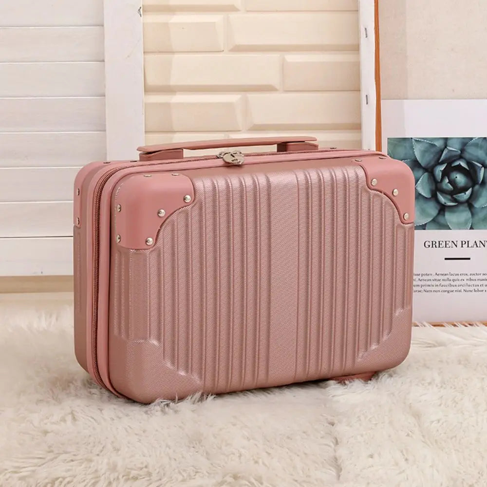 Valigia rigida rosa su tappeto bianco, design elegante con angoli rinforzati, ideale per viaggi, bagaglio a mano, stile moderno e funzionale.