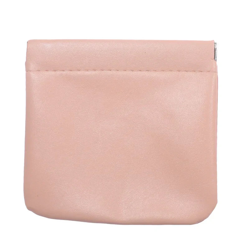 Portamonete in pelle rosa chiaro, design minimalista, chiusura superiore con zip, accessorio moda donna, elegante e compatto.