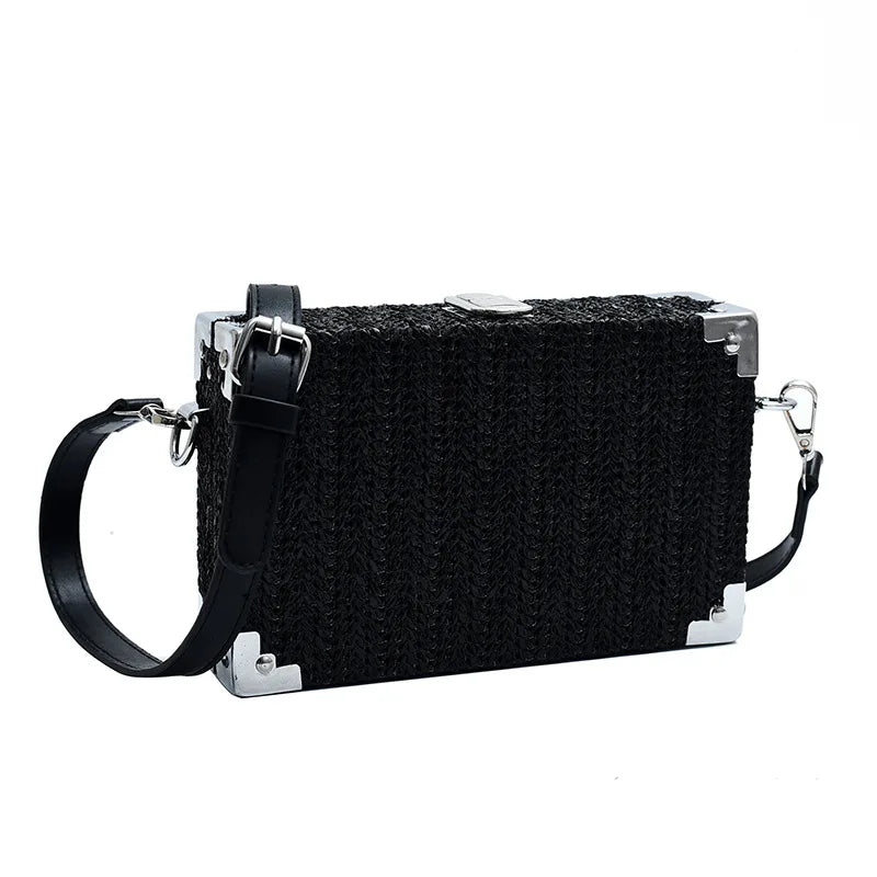 Borsa a tracolla nera rettangolare con dettagli in metallo argentato, design intrecciato, chiusura a scatto e tracolla regolabile. Elegante e moderna.