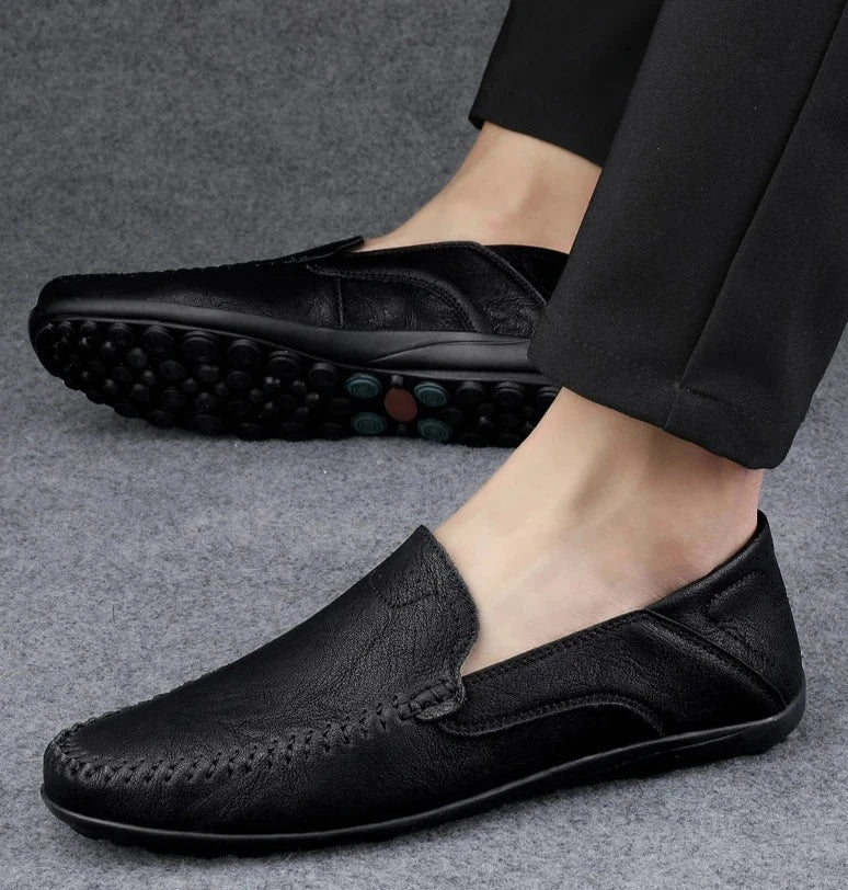 Scarpe mocassini uomo in pelle nera, suola antiscivolo, design elegante e confortevole, ideali per abbigliamento casual e formale.