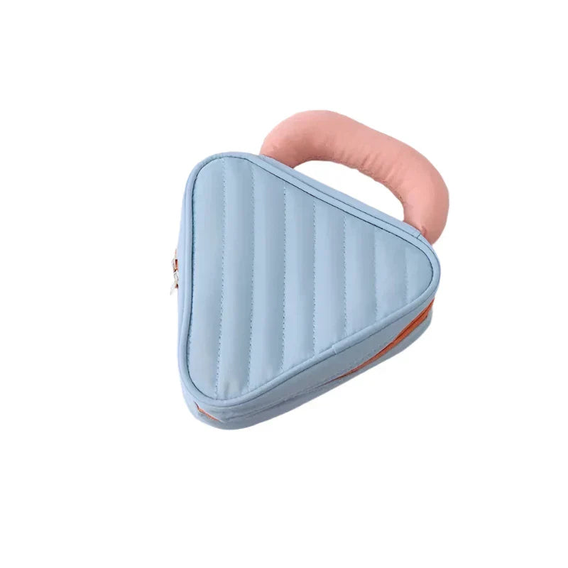 Borsa a forma di triangolo azzurro con manico rosa, design moderno, ideale per moda femminile, accessorio trendy, borsa a mano elegante.