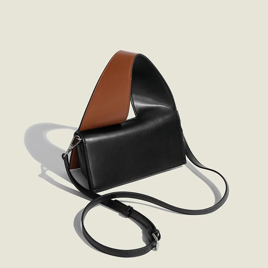 Borsa a tracolla in pelle nera e marrone, design moderno, cinturino regolabile, accessorio moda elegante per donna.