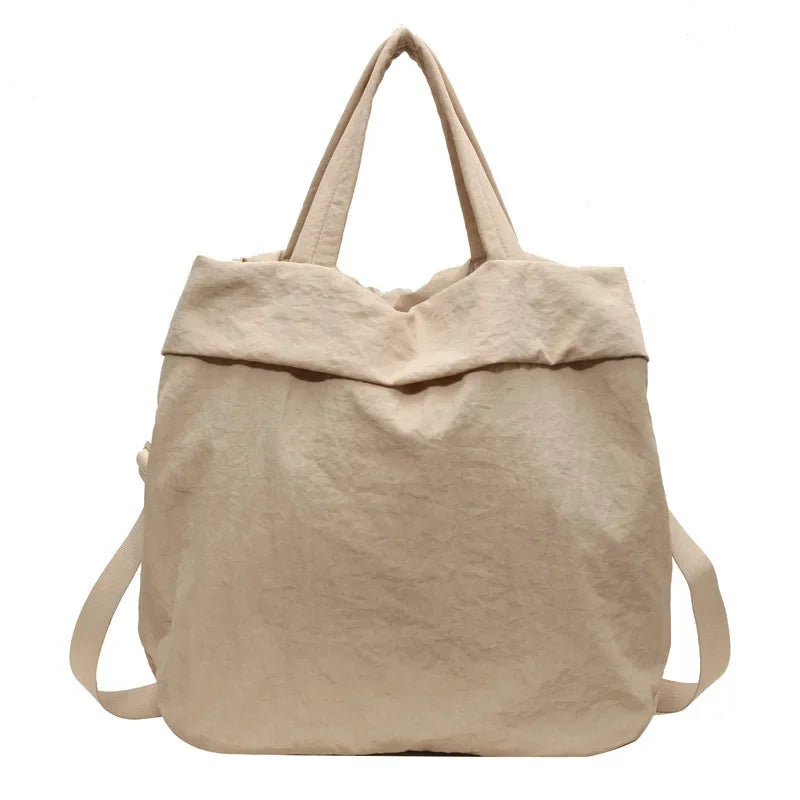 Borsa shopper in tela beige, design minimalista, manici doppi, ideale per shopping e uso quotidiano. Accessorio moda eco-friendly.
