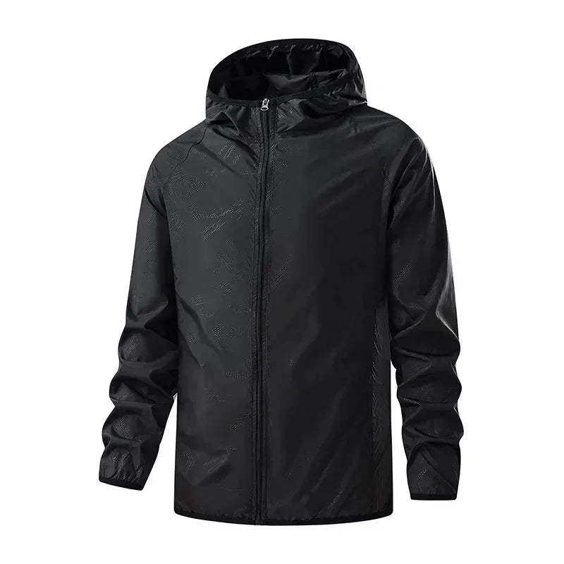 Giacca a vento nera con cappuccio, chiusura a zip, design impermeabile, ideale per attività outdoor. Abbigliamento sportivo uomo.