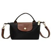 Borsa a tracolla nera con dettagli in pelle marrone, chiusura a zip dorata, manico superiore e tracolla regolabile. Elegante e versatile.