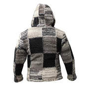 Giacca patchwork invernale con cappuccio, design a quadri in lana, colori grigio e nero, stile casual, ideale per uomo, moda autunno-inverno.
