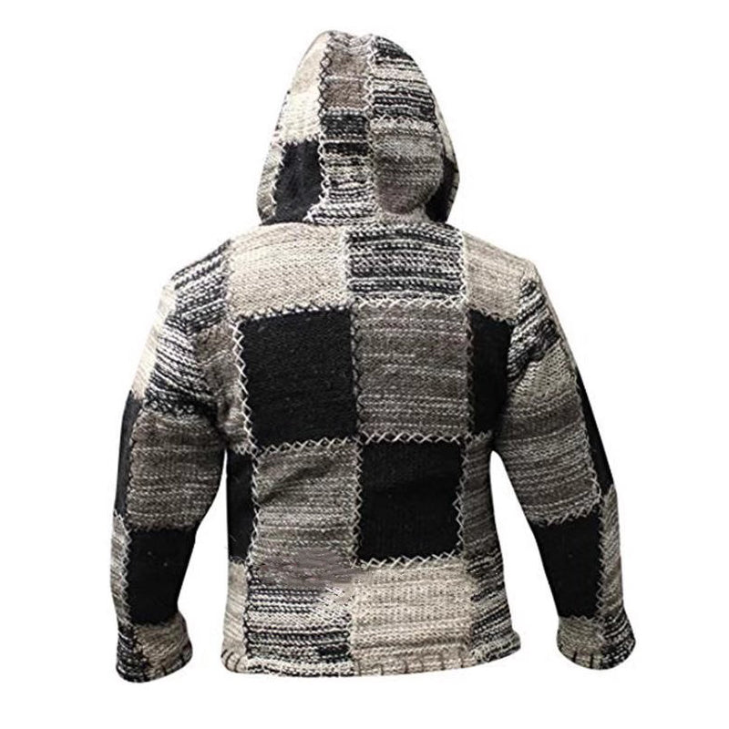 Giacca patchwork invernale con cappuccio, design a quadri in lana, colori grigio e nero, stile casual, ideale per uomo, moda autunno-inverno.