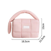 Borsa a tracolla imbottita rosa, dimensioni 18.5x12.5x13 cm, manico morbido, design moderno. Accessorio moda donna, elegante e pratico.