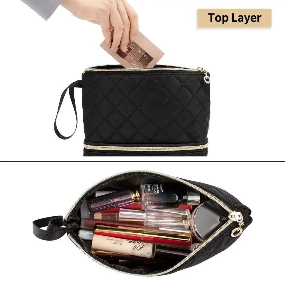 Borsa cosmetica nera trapuntata con cerniera, tasca superiore, manico laterale. Contiene trucchi vari. Ideale per organizzare il make-up.