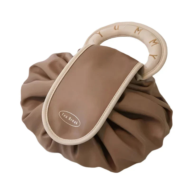 Borsa a mano marrone con manico beige, design moderno e pieghe morbide. Accessorio moda elegante, perfetto per ogni occasione.
