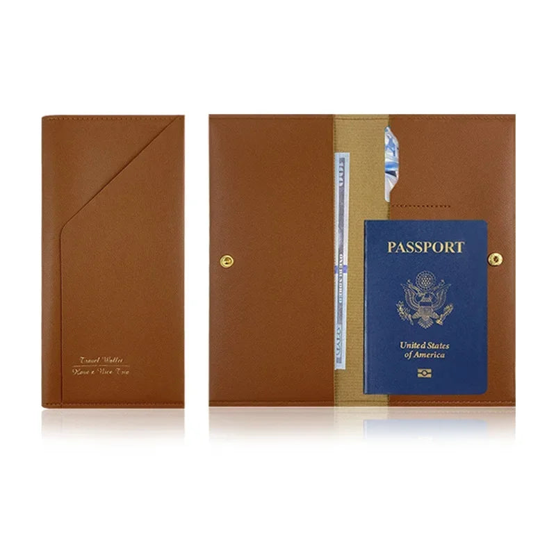 Portafoglio da viaggio in pelle marrone con passaporto USA, elegante e funzionale, ideale per organizzare documenti e carte durante i viaggi.