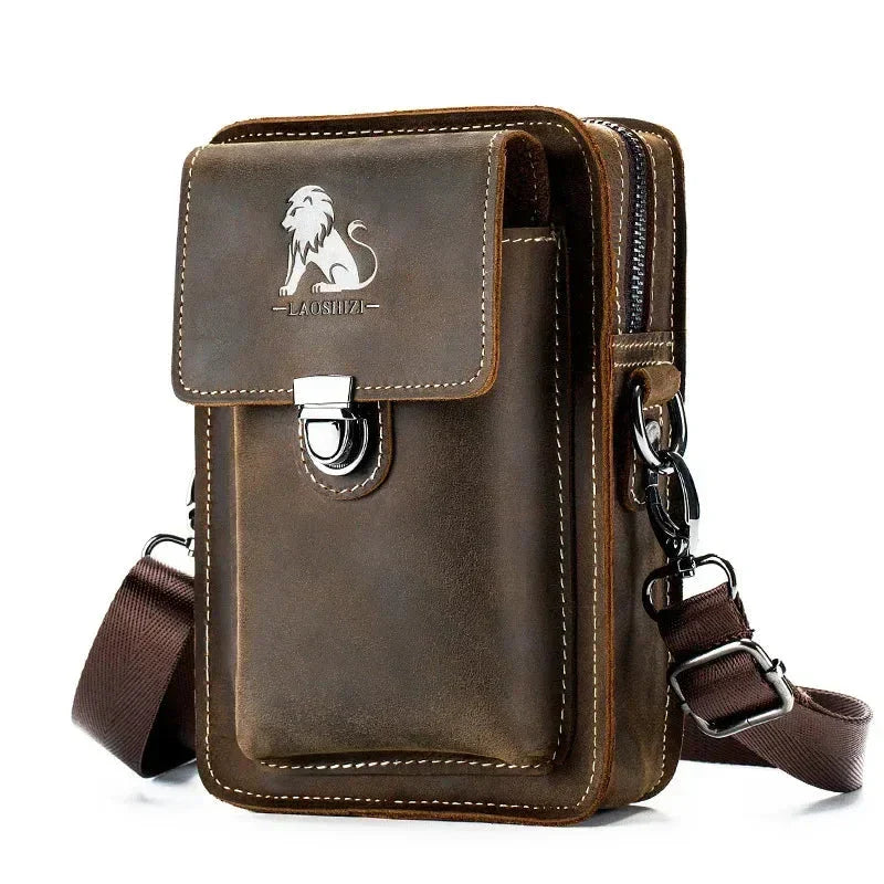 Borsa a tracolla in pelle marrone con logo leone, tasca frontale con chiusura a clip, cerniera laterale, tracolla regolabile. Elegante e funzionale.