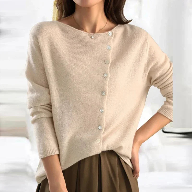 Maglione donna beige con bottoni decorativi, scollo a barca, maniche lunghe, stile casual elegante, perfetto per autunno e inverno.