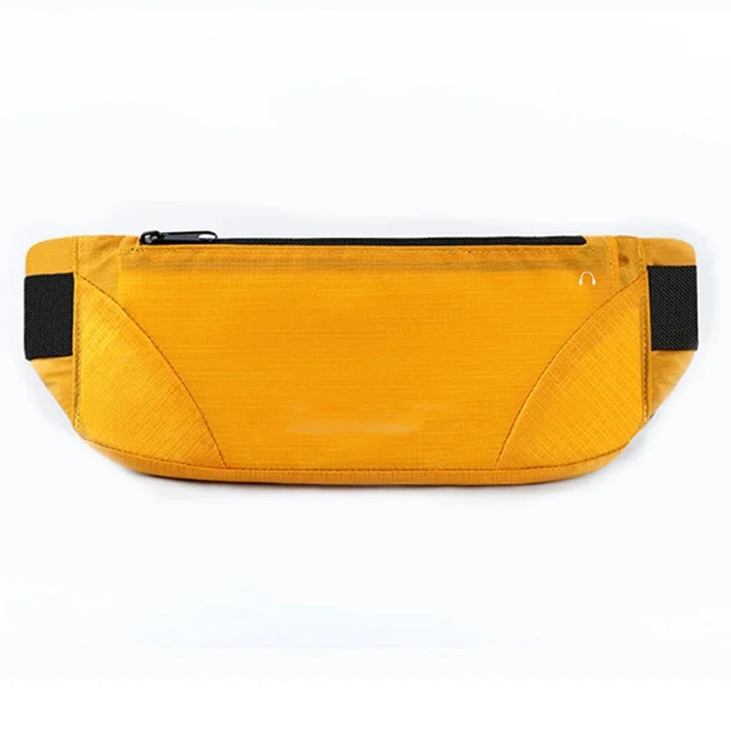 Marsupio giallo in tessuto resistente con cerniera nera e cinturino regolabile. Accessorio moda unisex, ideale per viaggi e attività all'aperto.