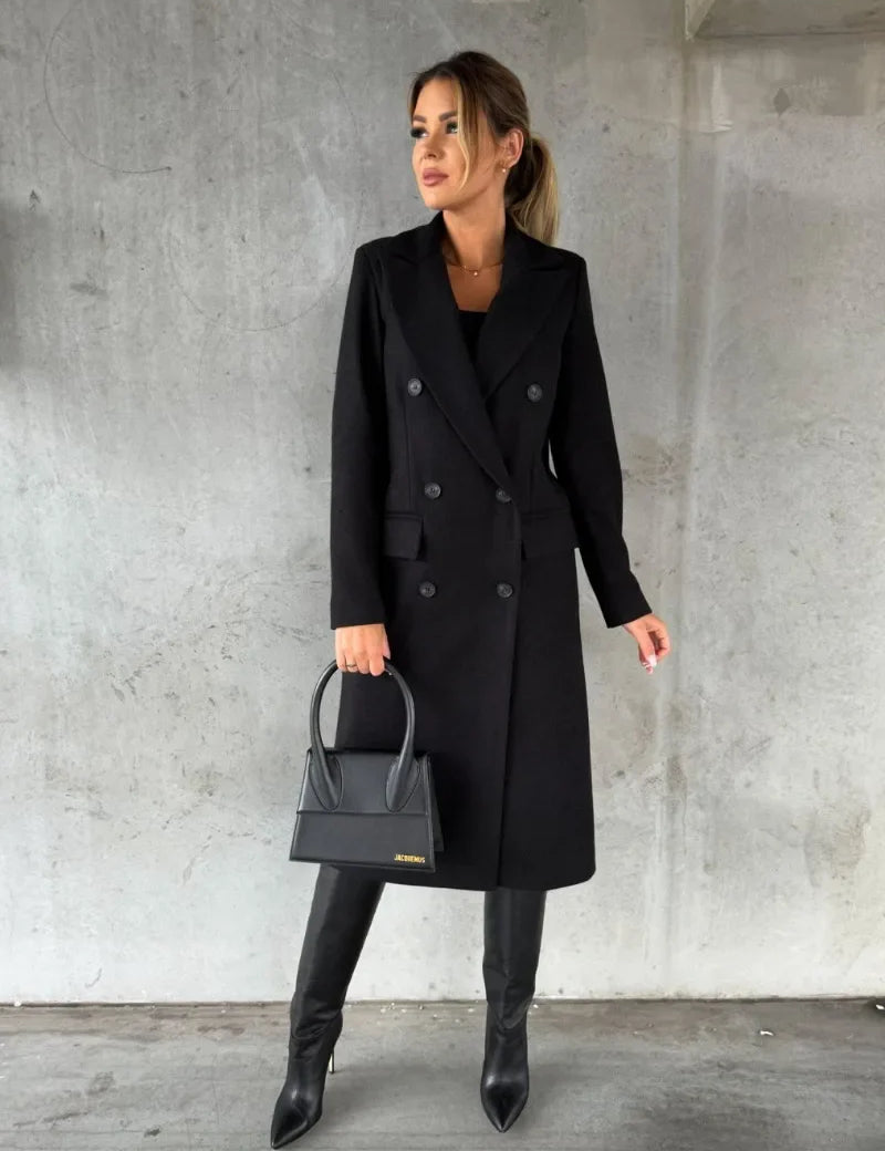 Donna con cappotto nero elegante, stivali alti e borsa a mano. Moda autunnale, abbigliamento femminile chic, stile urbano sofisticato.