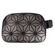 Marsupio geometrico nero con motivo a triangoli, design moderno, chiusura a zip, ideale per moda urbana e viaggi. Accessorio unisex elegante.