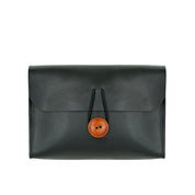 Elegante portafoglio in pelle nera con chiusura a bottone in legno, design minimalista, accessorio moda uomo e donna, alta qualità artigianale.