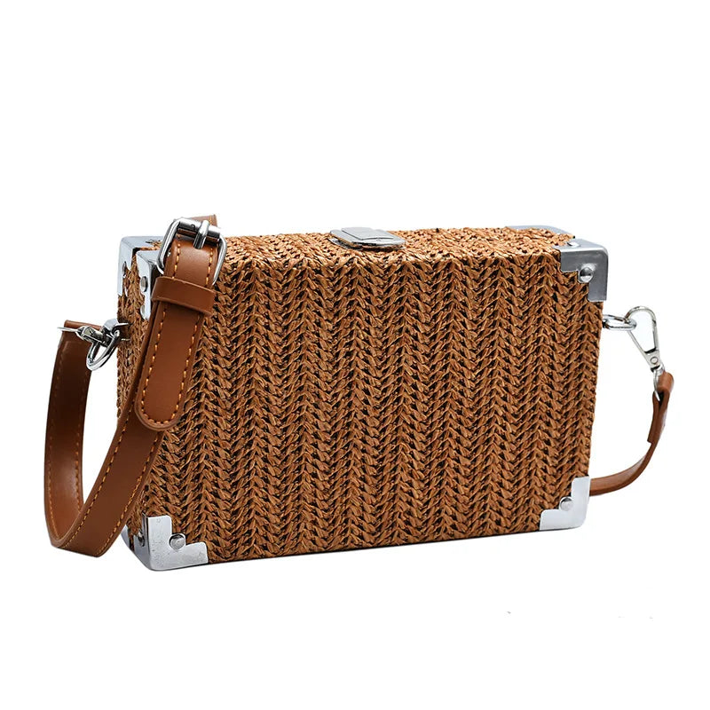 Borsa a tracolla in paglia intrecciata marrone con angoli in metallo argentato, design rettangolare, stile estivo, moda donna, accessorio elegante.