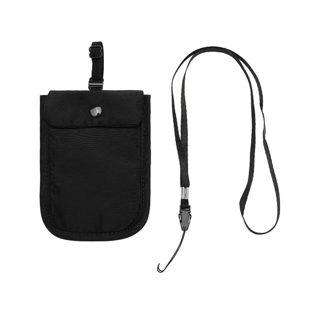 Porta badge nero con cordino regolabile, tasca frontale con bottone. Accessorio pratico per eventi, conferenze, lavoro.