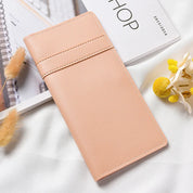 Portafoglio donna in pelle rosa su sfondo bianco, elegante e moderno, ideale per moda femminile. Accessorio chic per organizzare carte e contanti.