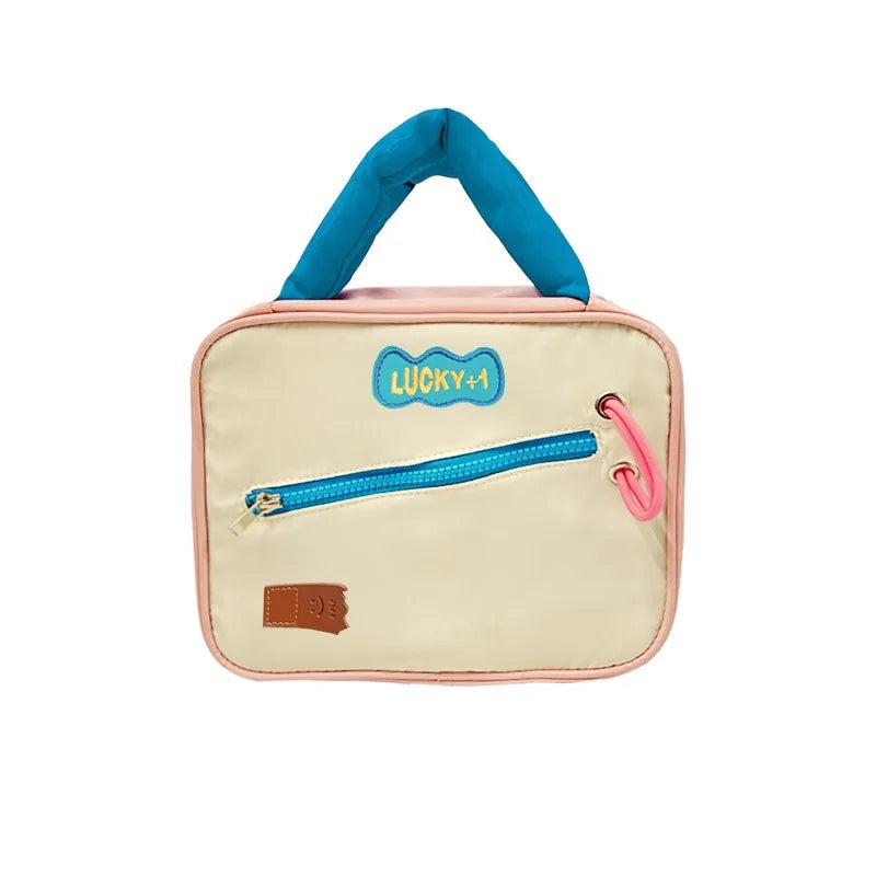 Borsa termica beige con manico blu, tasca frontale con zip azzurra, logo "Lucky-4", dettagli rosa. Ideale per pranzo al sacco.