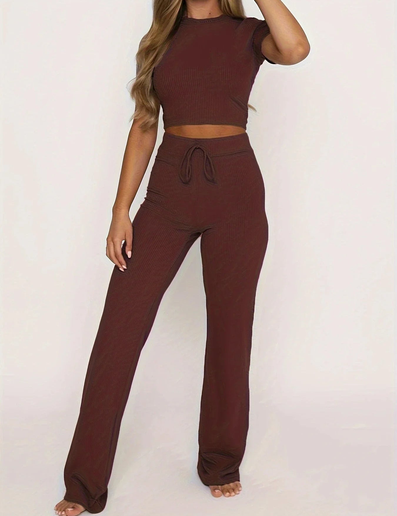 Completo donna marrone a coste, composto da top corto e pantaloni a vita alta. Abbigliamento casual elegante, moda femminile autunnale.