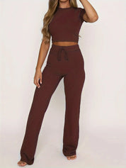 Completo donna marrone a coste, composto da top corto e pantaloni a vita alta. Abbigliamento casual elegante, moda femminile autunnale.
