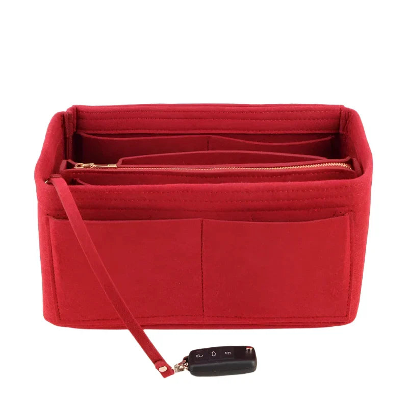 Organizzatore borsa in feltro rosso con tasche multiple e cerniera, accessorio versatile per borse, include portachiavi. Ottimizza lo spazio interno.