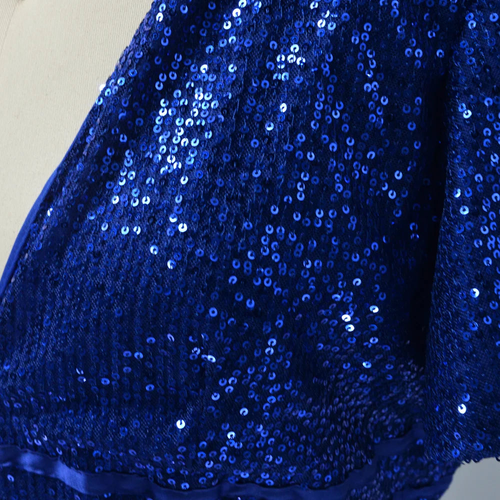 Abito elegante blu con paillettes scintillanti, tessuto lucido, perfetto per eventi serali e cerimonie. Moda donna, stile glamour.