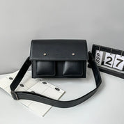 Borsa a tracolla nera in pelle con doppia tasca frontale, design elegante e moderno, ideale per l'uso quotidiano. Data: 27 settembre.
