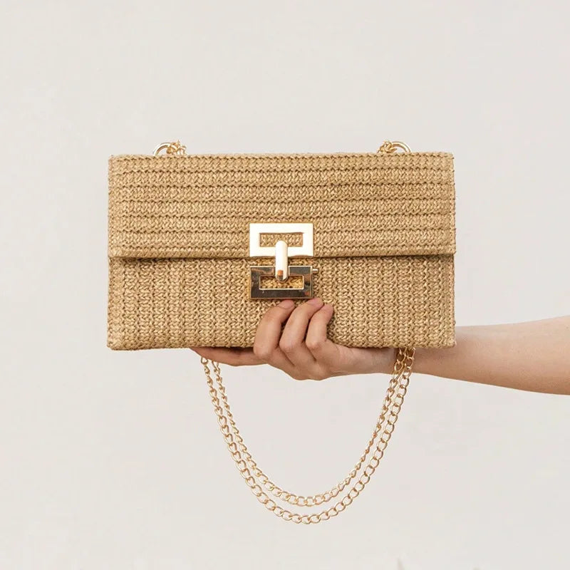 Borsa a tracolla in paglia beige con chiusura dorata e catena, stile estivo elegante, perfetta per moda donna e accessori casual chic.
