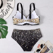 Bikini donna nero e bianco con stampa a pois, reggiseno con fiocco, slip a vita alta. Accessori: cappello, occhiali da sole, foglia decorativa.