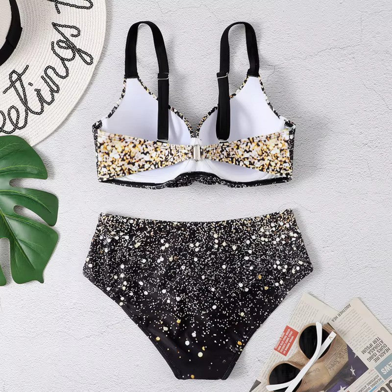 Bikini donna nero e bianco con stampa a pois, reggiseno con fiocco, slip a vita alta. Accessori: cappello, occhiali da sole, foglia decorativa.
