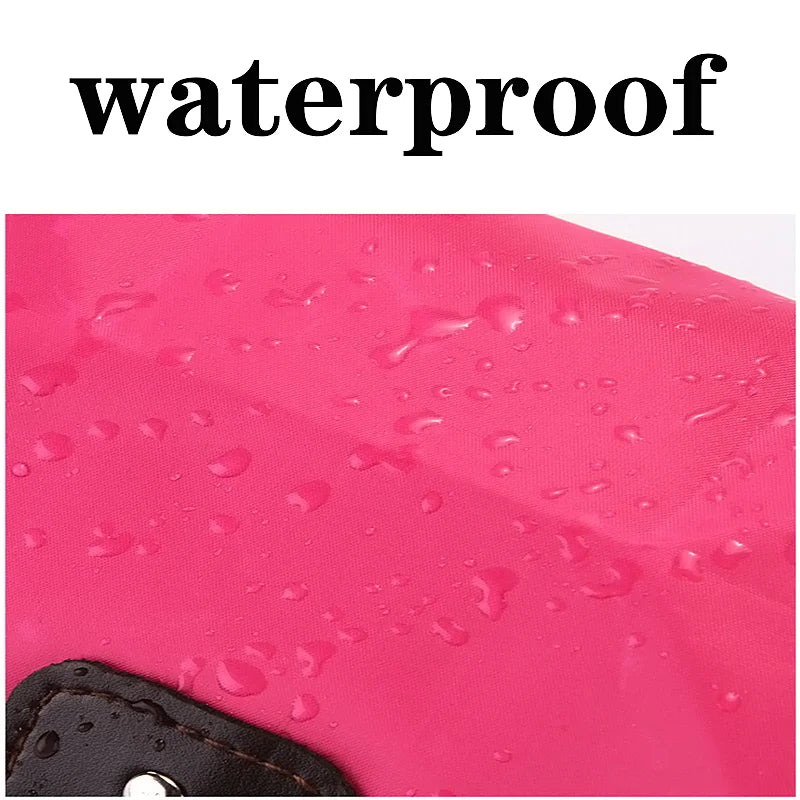 Tessuto impermeabile rosa con gocce d'acqua, dettaglio di una borsa resistente all'acqua. Accessorio moda pratico e funzionale.