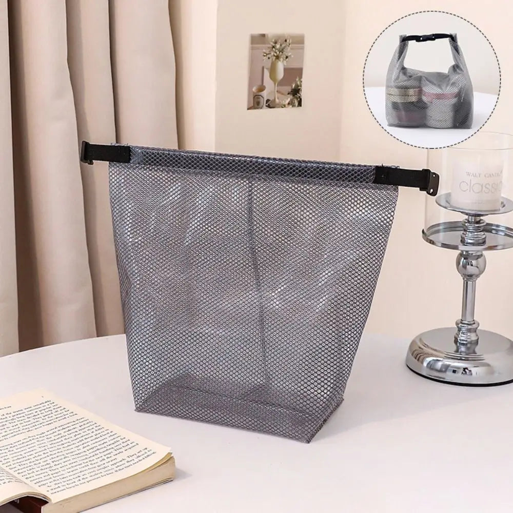 Sacca in rete trasparente per lavanderia, pieghevole e resistente, ideale per organizzare vestiti. Design moderno, perfetto per casa o viaggio.