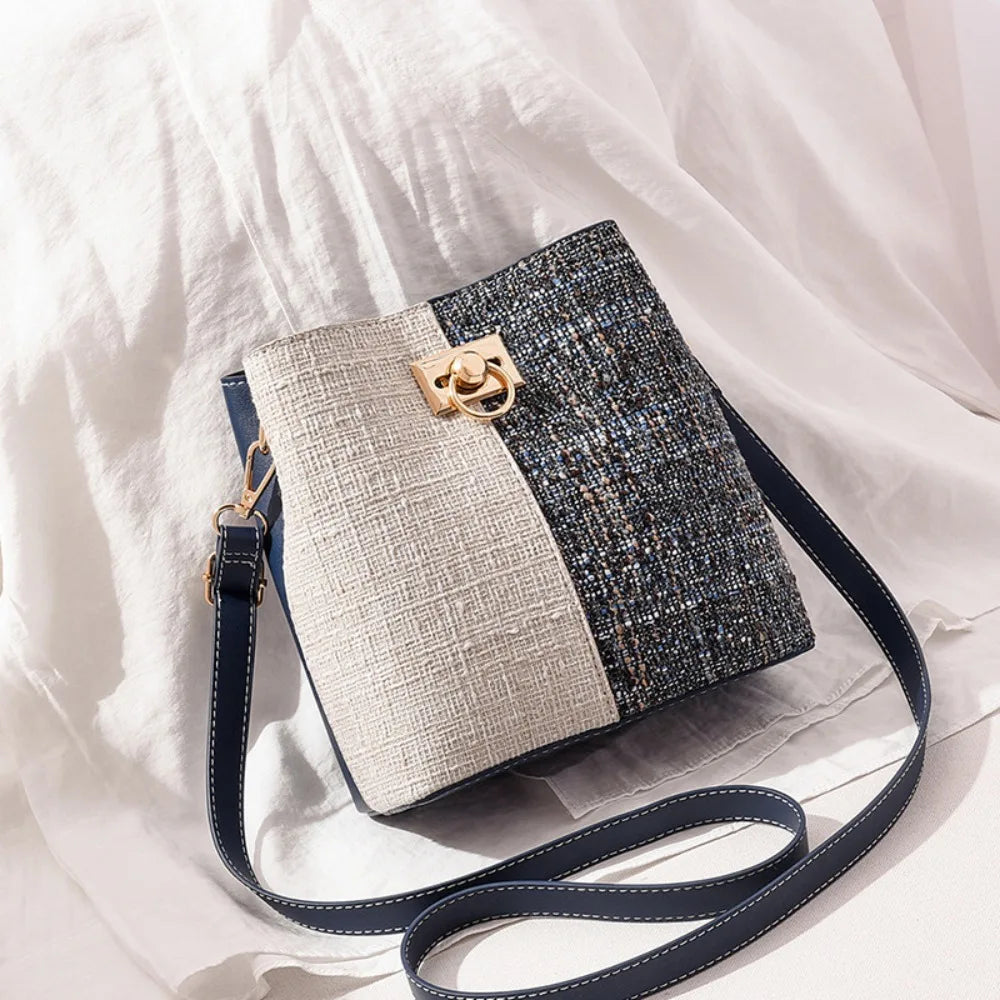 Borsa a tracolla in tessuto tweed bicolore, con chiusura dorata e tracolla regolabile blu. Elegante accessorio moda donna.