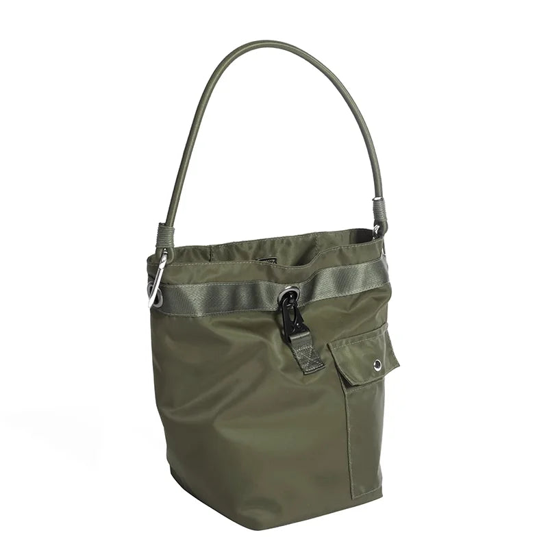 Borsa a secchiello verde oliva in nylon con manico, tasca frontale e chiusura a fibbia. Design moderno e funzionale, ideale per uso quotidiano.
