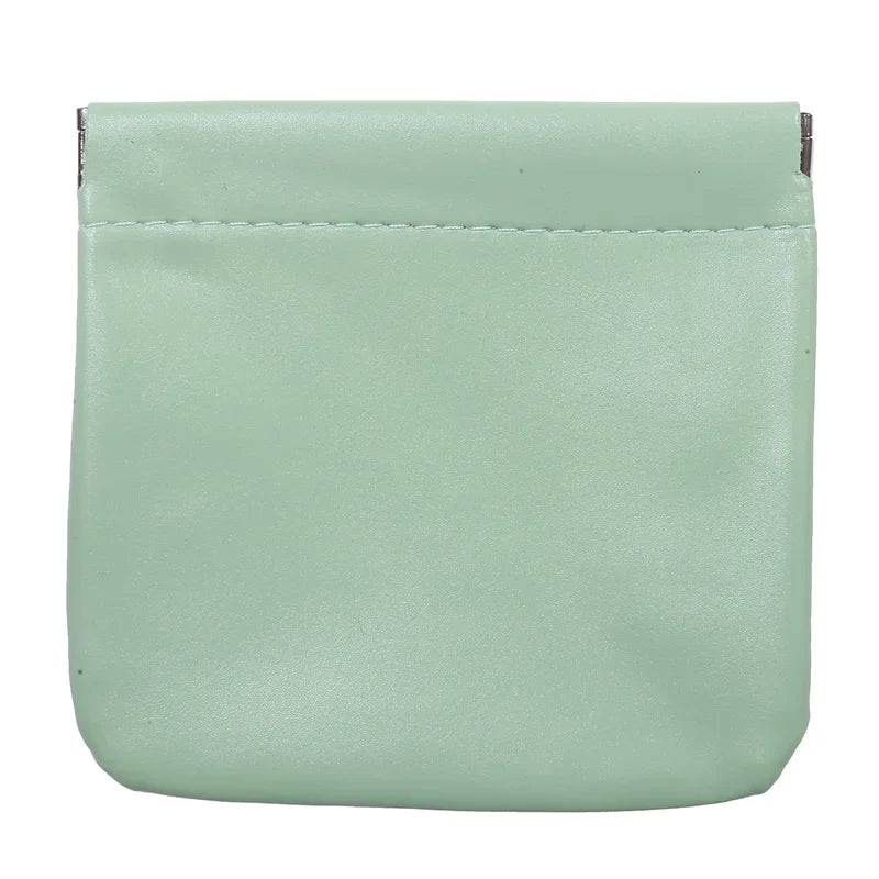 Portamonete in pelle verde menta, design minimalista, chiusura a scatto, accessorio moda donna, ideale per carte e monete.