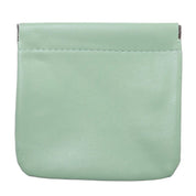 Portamonete in pelle verde menta, design minimalista, chiusura a scatto, accessorio moda donna, ideale per carte e monete.