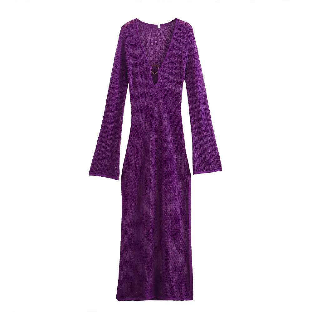 Abito lungo viola a maniche lunghe con scollo a V e dettaglio ad anello, elegante e moderno, perfetto per occasioni speciali e moda autunnale.
