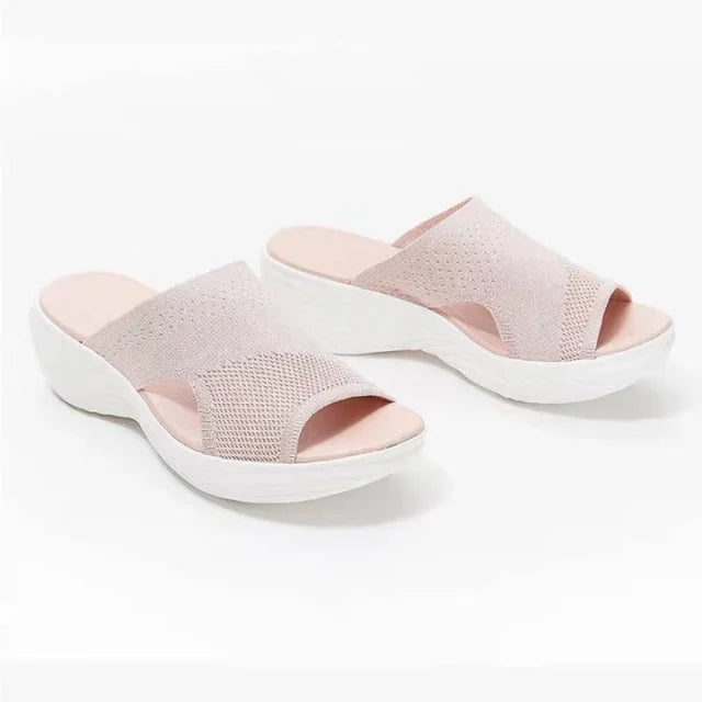 Sandali donna estivi rosa con zeppa, design traforato, suola bianca antiscivolo. Scarpe comode e leggere, ideali per passeggiate e tempo libero.