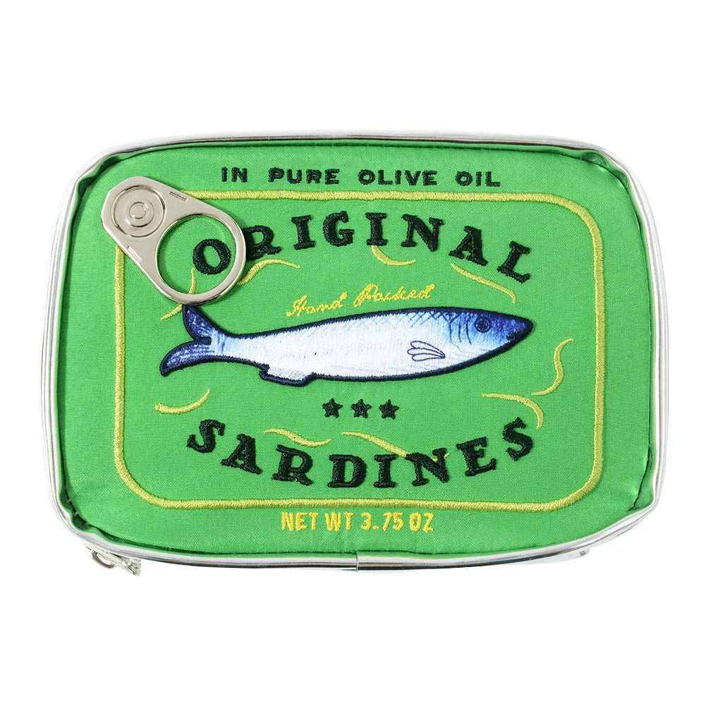 Scatola di sardine in olio d'oliva puro, etichetta verde con illustrazione di pesce, 3.75 oz. Confezione originale, cibo in scatola di alta qualità.