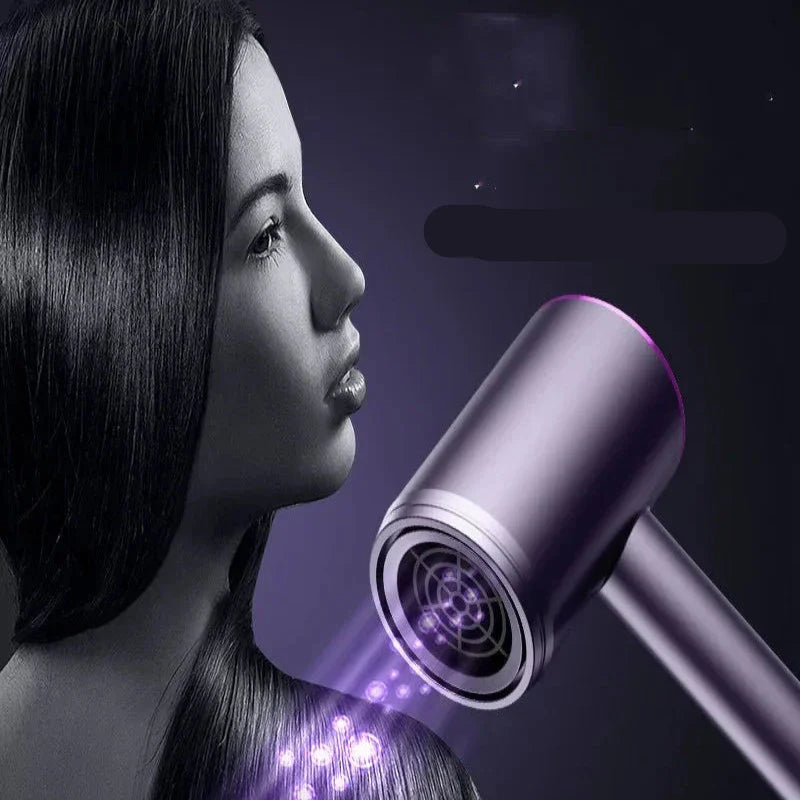 Donna con capelli lisci e lucenti, asciugacapelli ionico viola in uso. Tecnologia avanzata per cura capelli, styling professionale, bellezza.