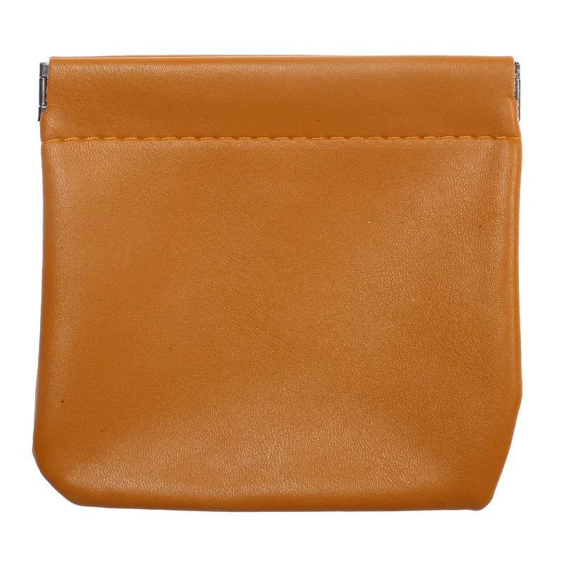 Portamonete in pelle marrone chiaro, design minimalista, chiusura a scatto, accessorio elegante per uomo e donna, ideale per monete e piccoli oggetti.