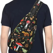 Zaino a tracolla nero con stampa di funghi colorati, indossato da una persona. Design unico, accessorio moda, stile casual.